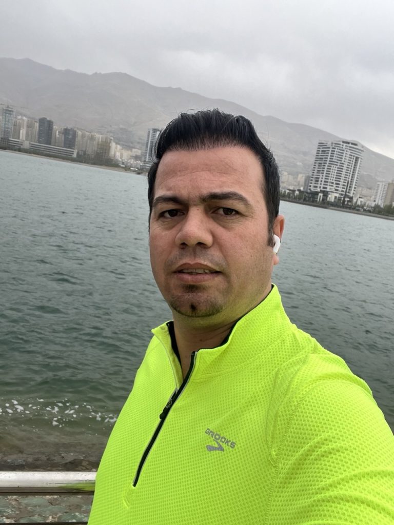 یاسین همتی در حال پیادهروی و فکر کردن